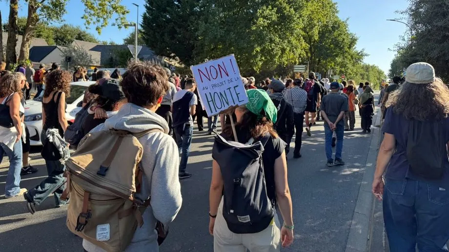 "On n'en veut pas" : près de 800 personnes manifestent contre le centre de rétention administrative à Nantes