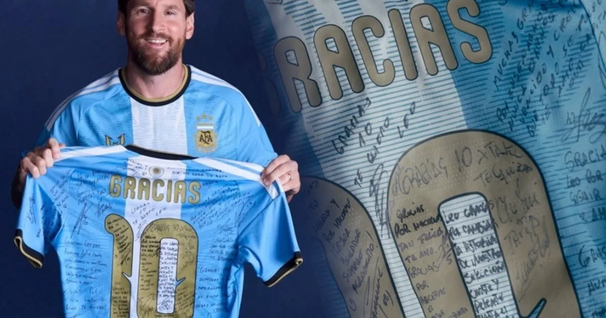 Del “te atajé con mucho corazón" a “gracias por hacerme mejor jugador”: los mensajes de los jugadores en la camiseta firmada a Lionel Messi