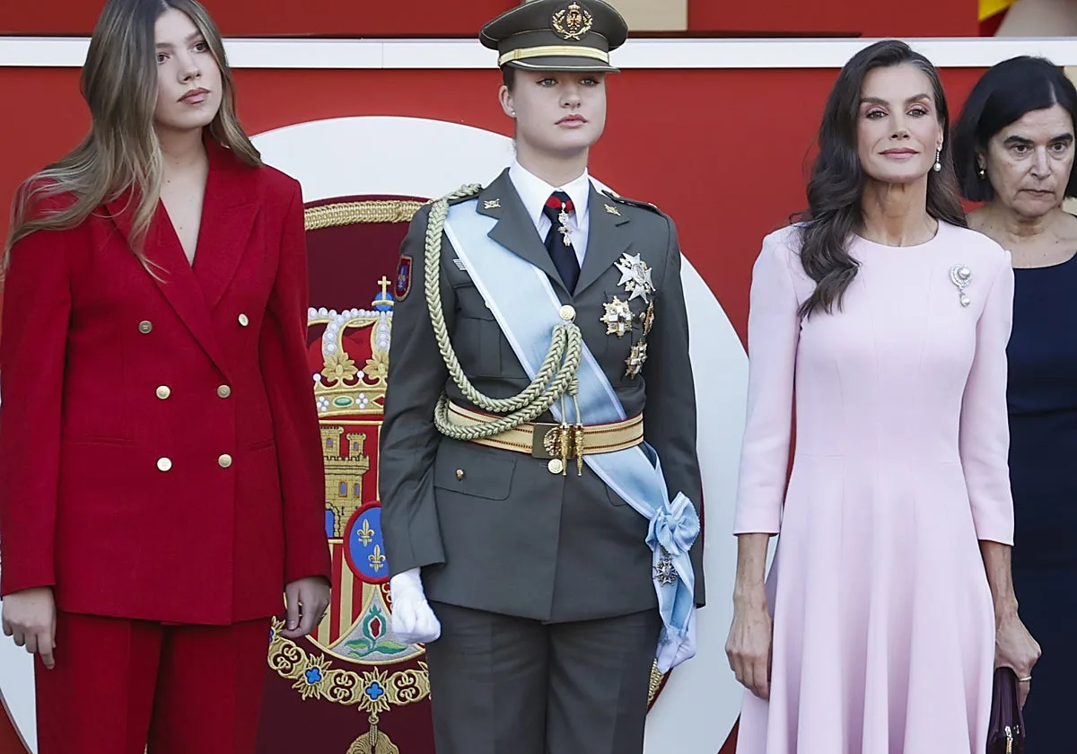 La Reina Letizia deslumbra con un vestido rosa en el Día de la Hispanidad