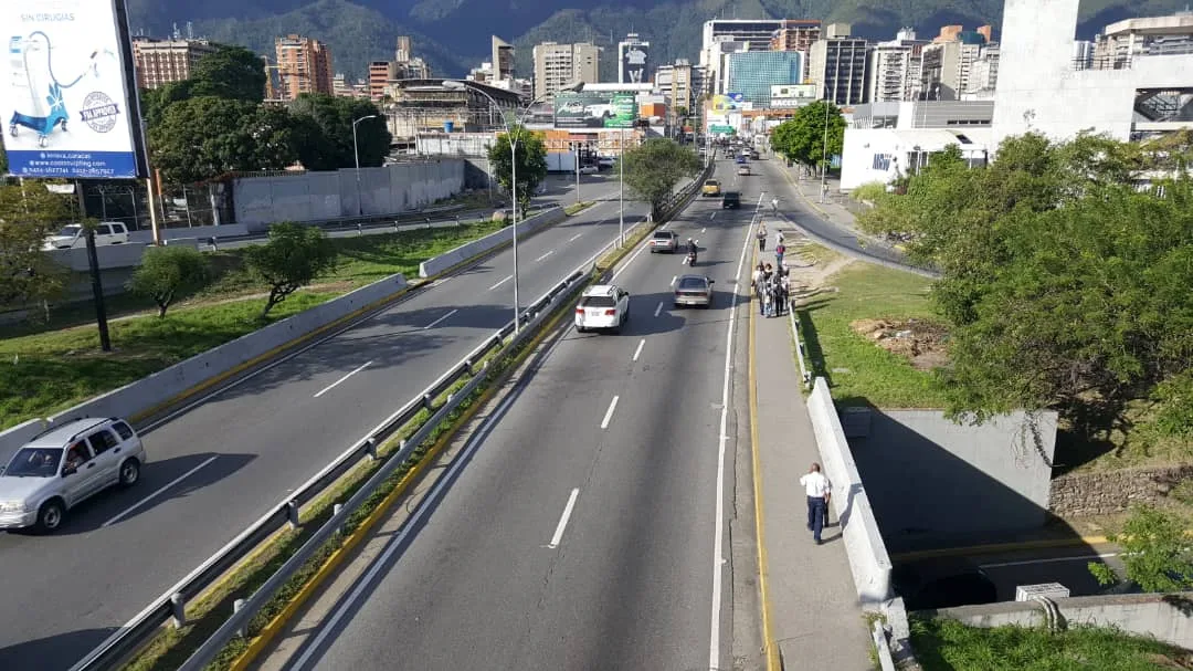 Cerrarán accesos de la autopista Francisco Fajardo en Caracas este domingo #23Ago