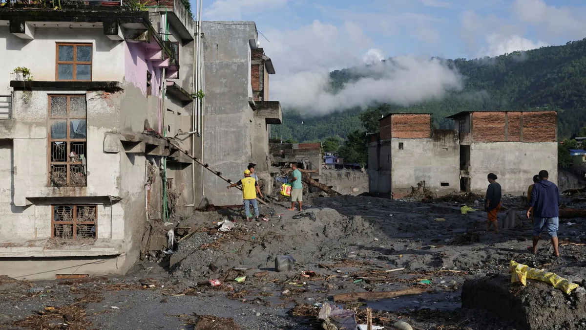 China pausa las labores de rescate en el puesto fronterizo con Nepal por el riesgo a una segunda riada