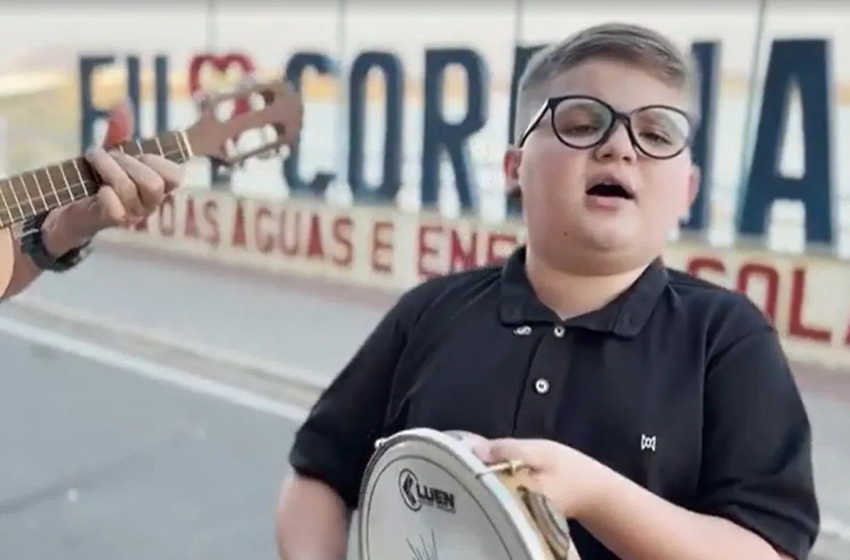 Aos 11 anos, Leozinho do Samba conquista seguidores cantando clássicos da música brasileira