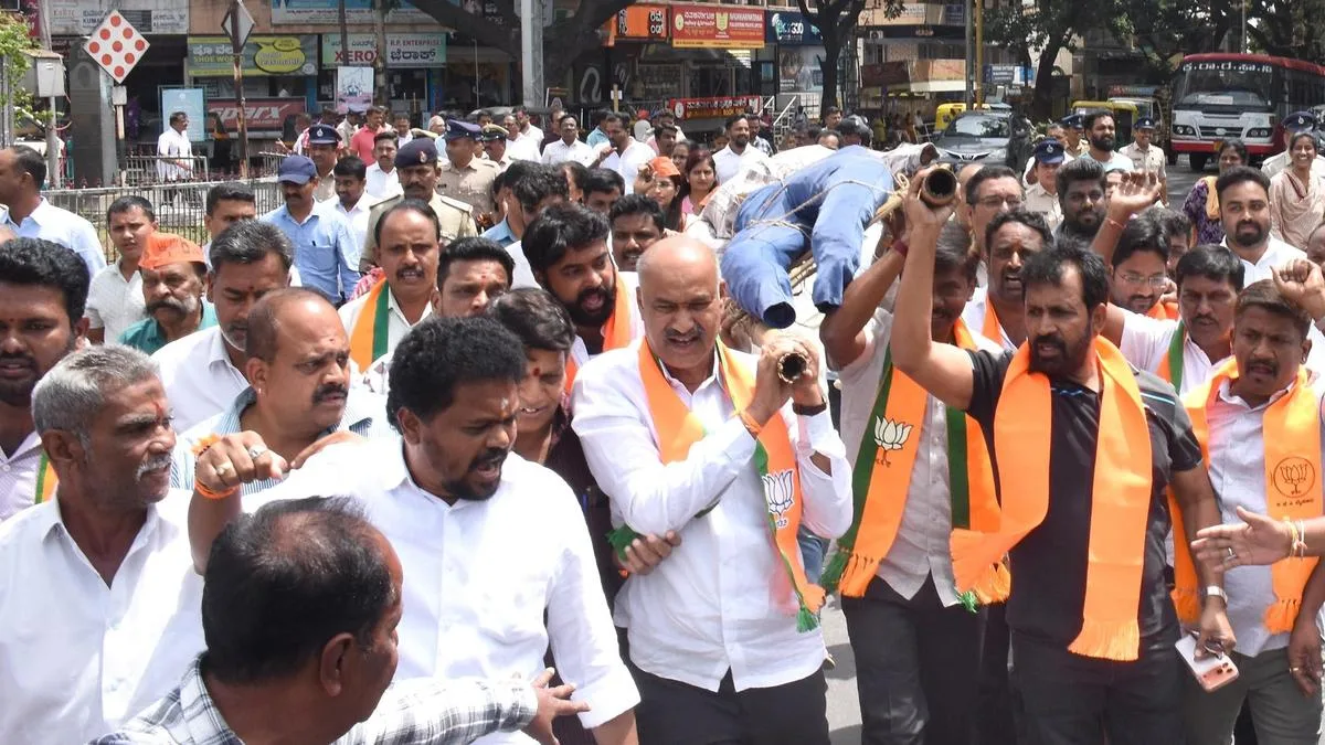 BJP stages ‘mock funeral’ of ‘bankrupt’ Congress govt.