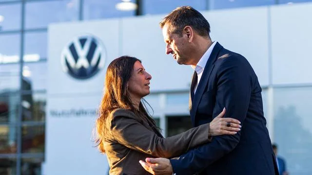 Autobauer VW in der Krise: VW-Betriebsrat lehnt Kündigungen und Werksschließungen ab