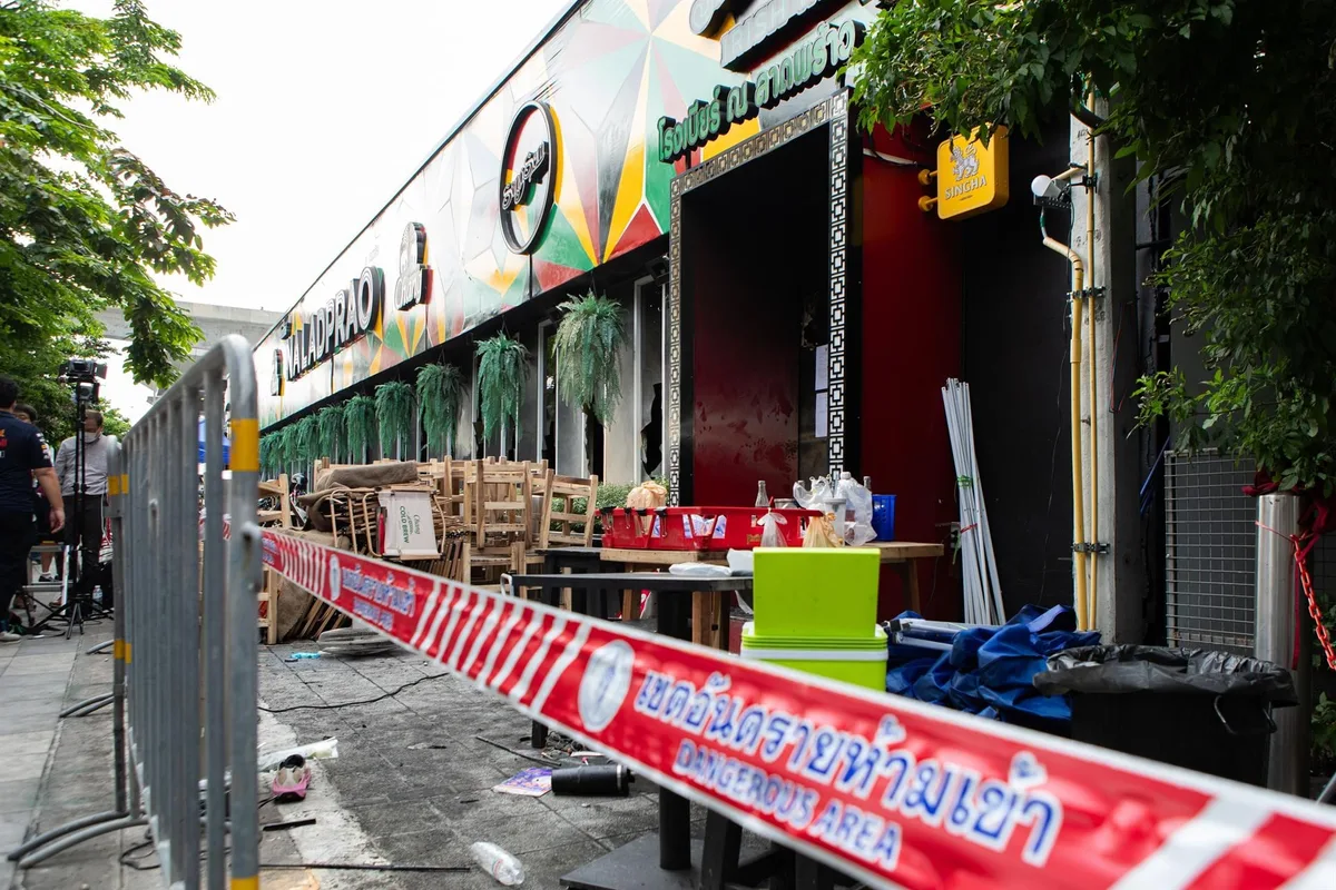 Tailandia eleva a 41 el balance de muertos por el incendio desatado en un pub de Bangkok a mediados de julio