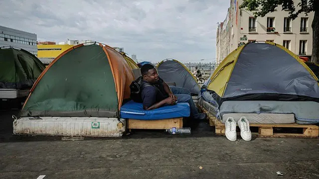 Dois ginásios acolhem 253 sem-abrigo após desmantelamento de acampamento em Paris