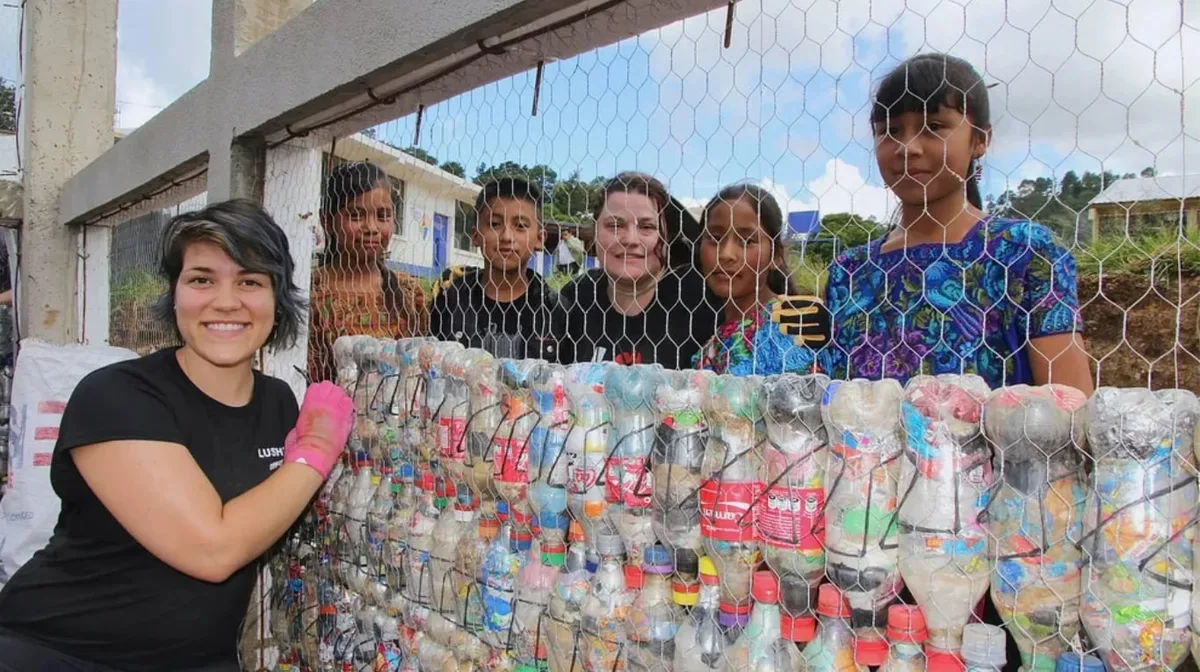 Construyeron una escuela con 8000 botellas de plástico y las convirtieron en “ecoladrillos”