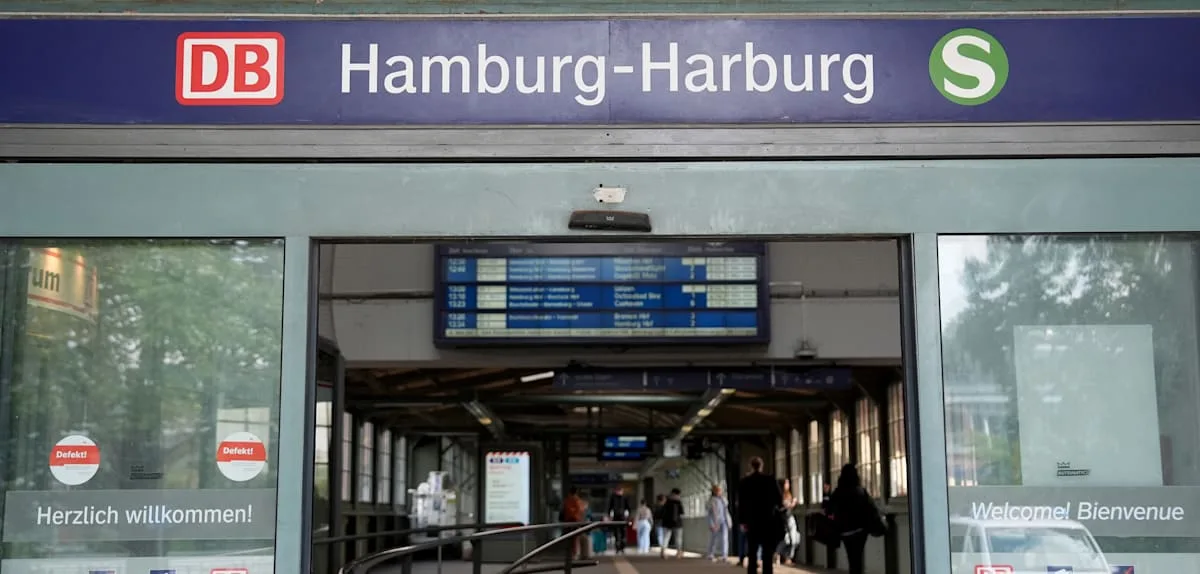 36-Jähriger wacht betrunken auf Bahnsteig auf und torkelt ins Gleisbett – Reisende retten ihn