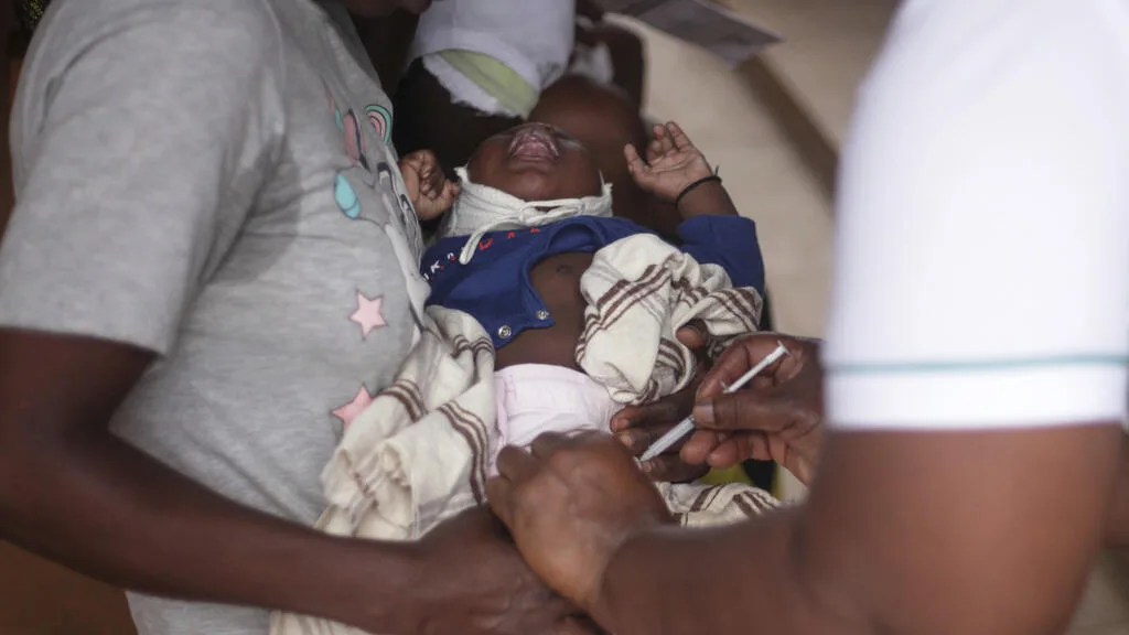 Journée mondiale du moustique: cinq ans après le premier vaccin, la lutte contre le paludisme avance en Afrique