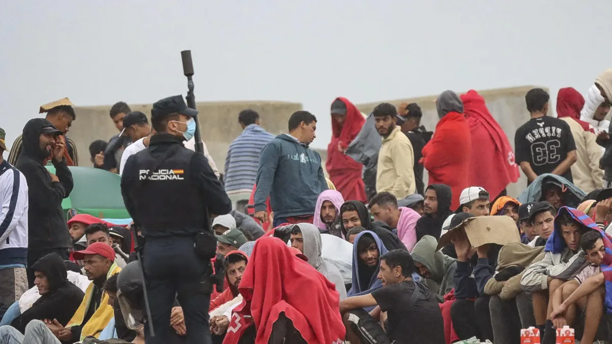 Ceuta, sumida en un caos: el Gobierno fracasa en la devolución y reagrupación de migrantes y miles continúan en las calles de la ciudad