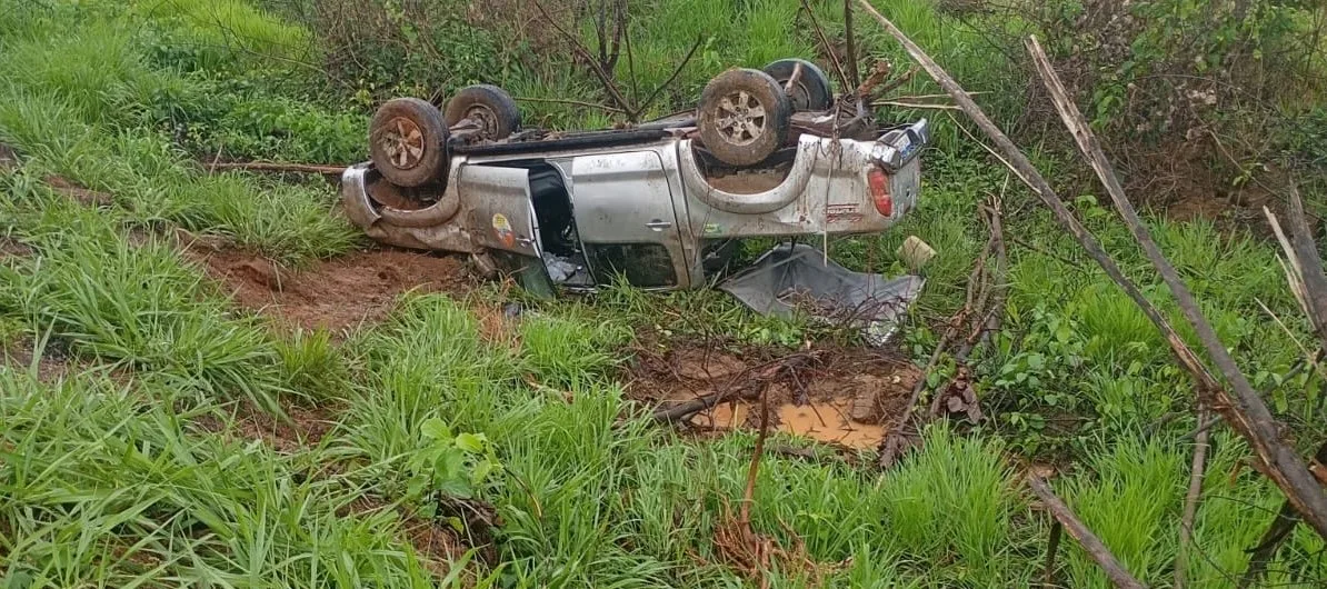 Caminhonete capota na BR-317 durante temporal em direção a Assis Brasil