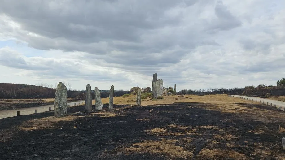EN IMAGES - "Ça nous fend le cœur" : le site mégalithique de Saint-Just complètement détruit après l'incendie