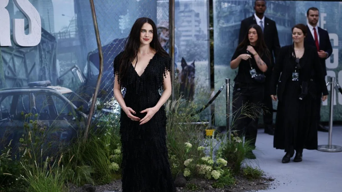 Margaret Qualley se atreve con las sandalias sin suela de Chanel en el estreno de 'La constelación del perro'