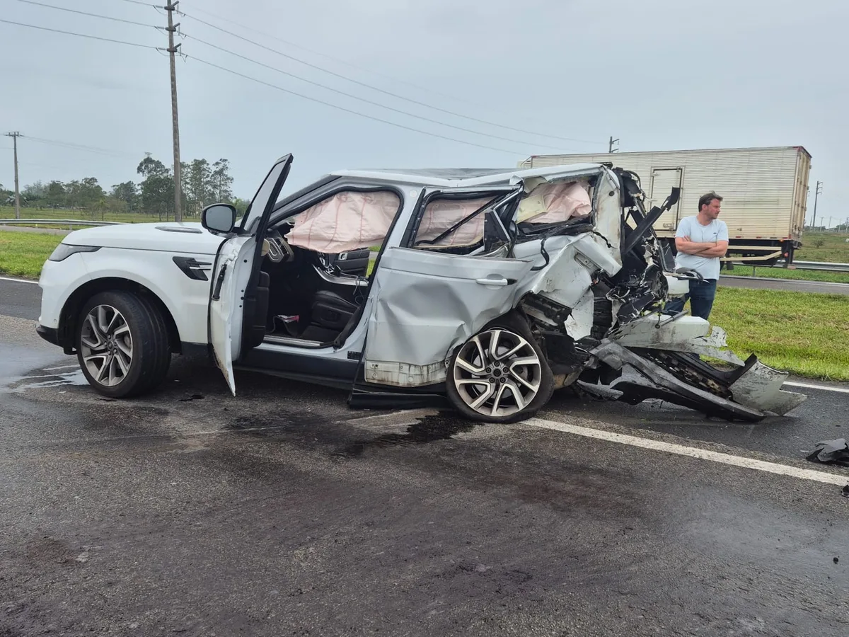 Carro de luxo é destruído e motorista fica gravemente ferido após batida na BR-101 em SC
