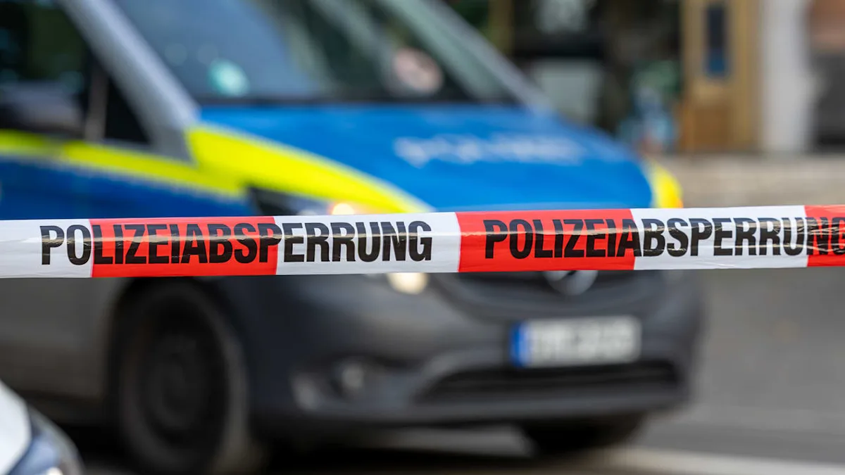 Unfall in Niedersachsen - Frau (45) verbrennt in E-Auto