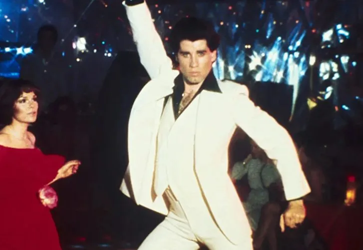 Viral y Candente, por Carlos Camargo: Subastan traje que usó John Travolta en "Fiebre del sábado por la noche”