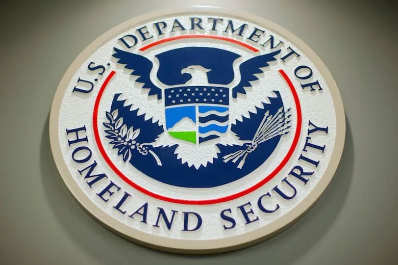 El contundente mensaje del DHS a María Elvira Salazar por sus críticas a Donald Trump