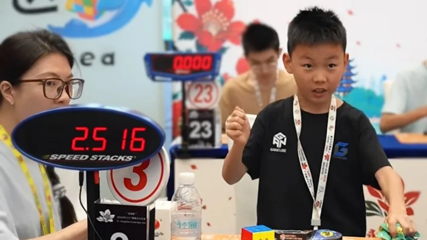 VIRAL: El sorprendente video donde un niño rompió récord en resolver un cubo de Rubik