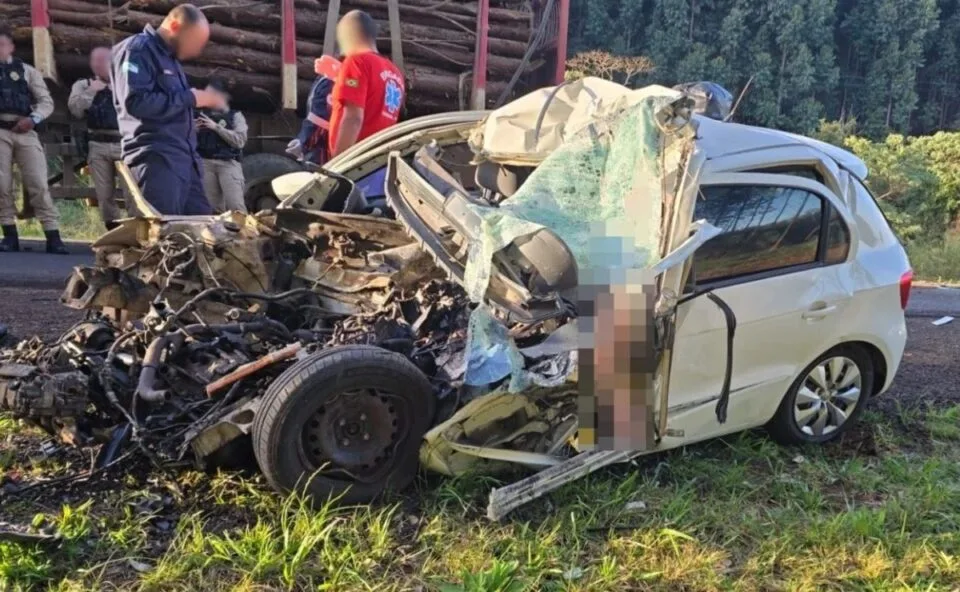 Grave acidente entre carro e carreta mata duas pessoas e deixa veículo completamente destruído na PR-272