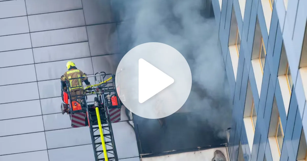 Mulher se pendura em janela e salta do 11º andar de prédio em chamas para alcançar escada de bombeiros, que só conseguiu chegar ao 9º pavimento, e se salva durante incêndio