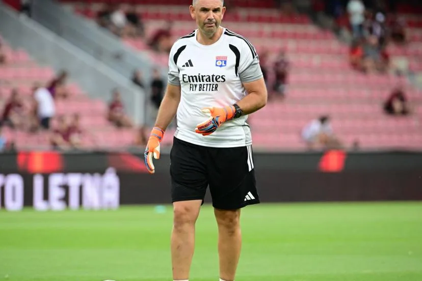 L'entraîneur des gardiens de l'OL Antonio Ferreira absent de la feuille de match après son coup de sang sur Matteo Guendouzi