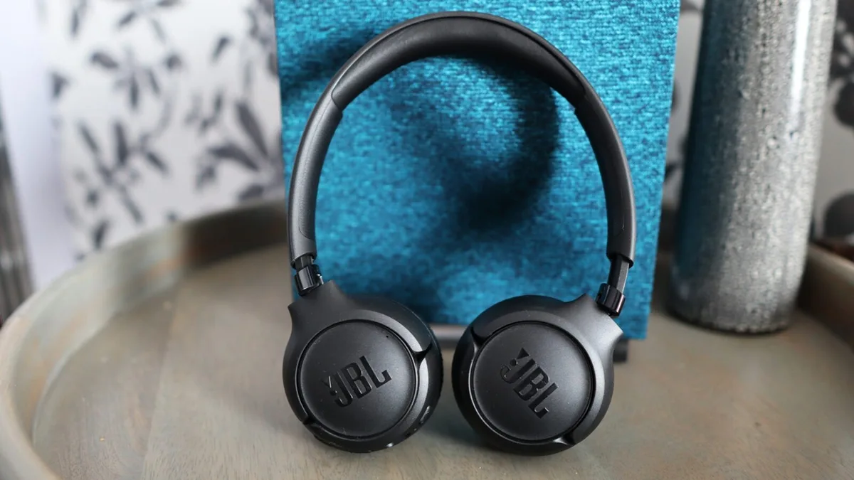 JBL Tune 530BT, campeão de vendas da Amazon, está com 34% de desconto: Sem fio e até 76 horas de bateria