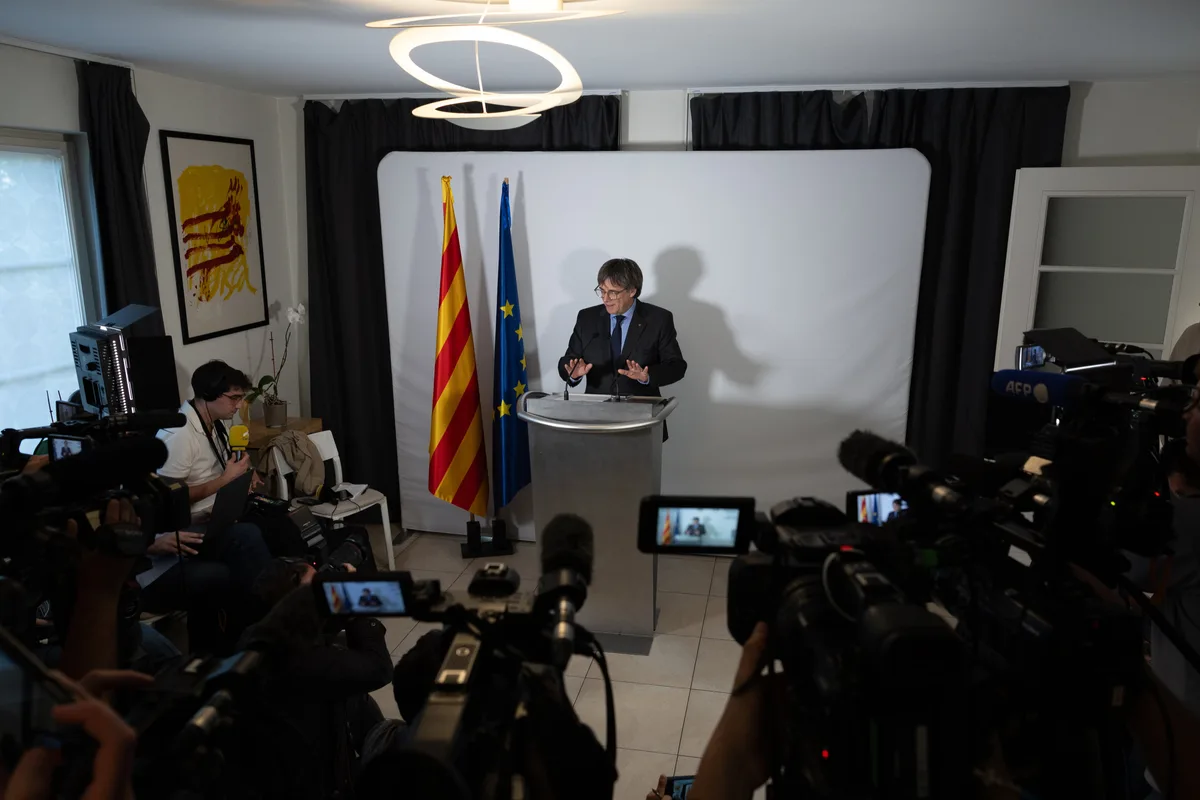 El dilema de Puigdemont sobre su regreso: entre la expectativa de bombazo electoral y el temor al pinchazo