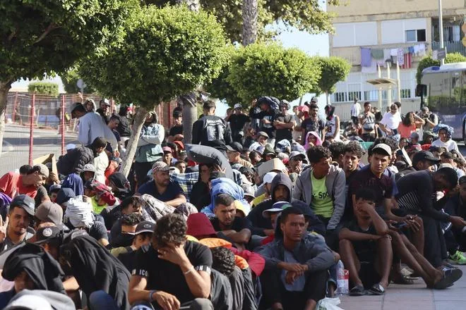 El Gobierno rehúsa por ahora acudir a la UE para enviar migrantes de Ceuta a otros países: "El Estado tiene músculo para responder"