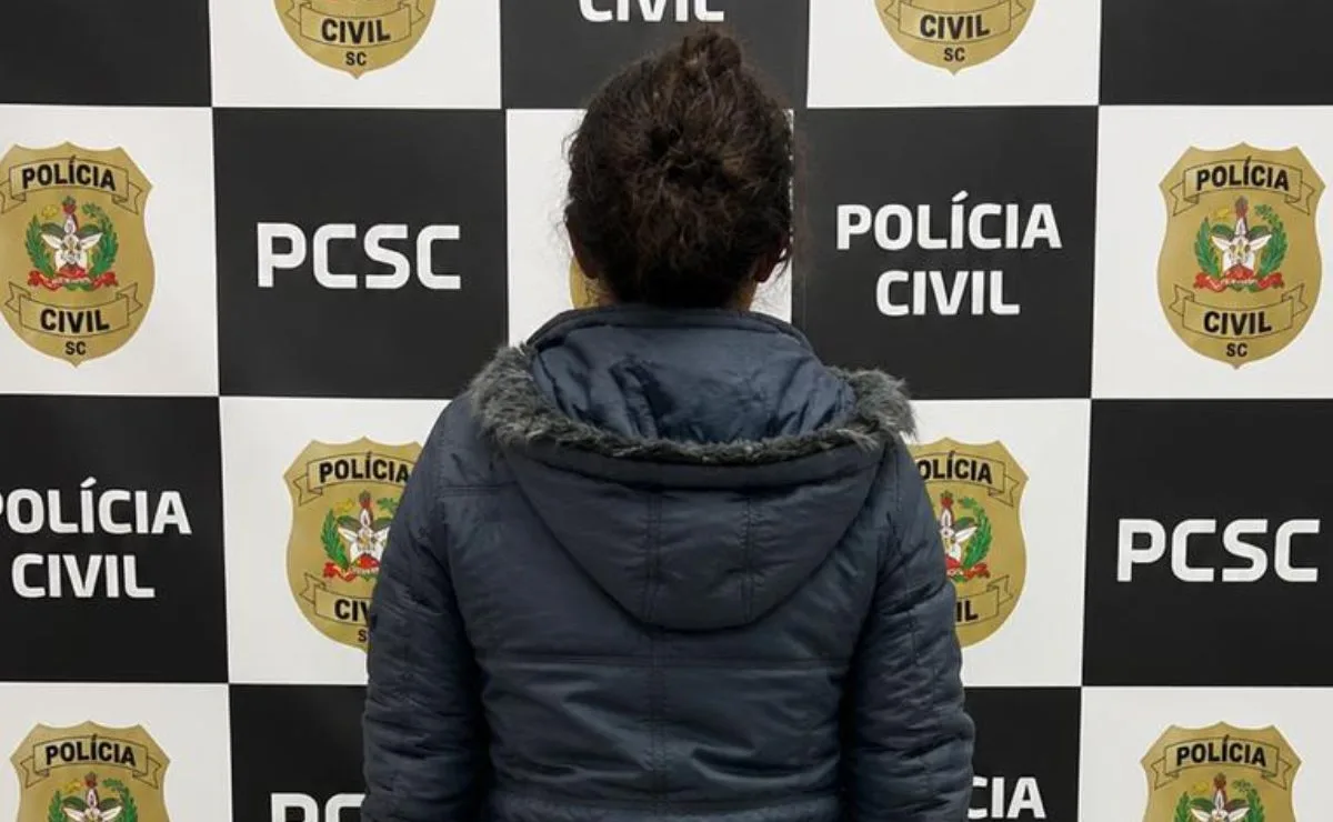 Mulher é presa em SC suspeita de mandar matar o próprio marido em cidade do Paraná