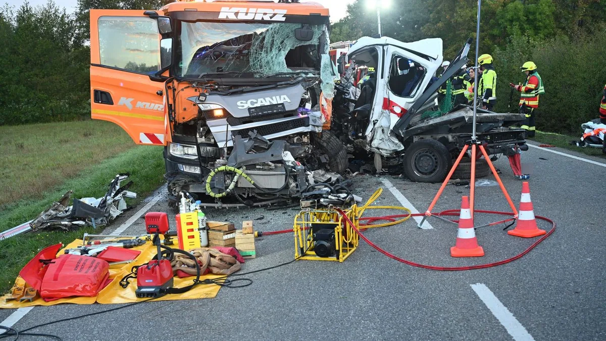 Verkehr: Mehrere Schwerverletzte bei Unfall mit Kehrmaschine