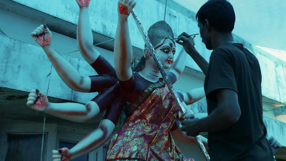 Artist from Odisha crafts idols for Puja pandals in Kochi