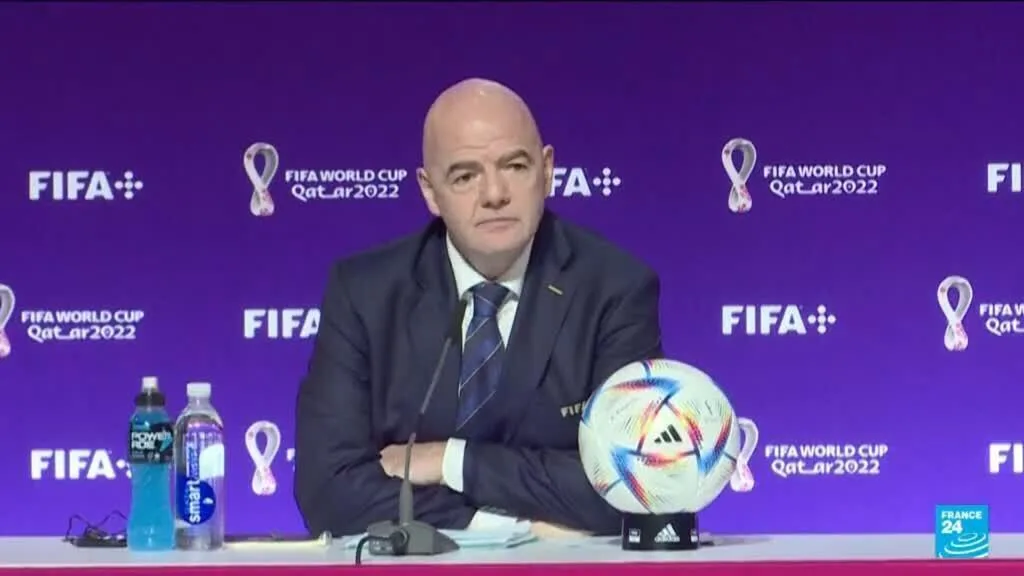 Football : l'UEFA prépare une plainte contre Infantino