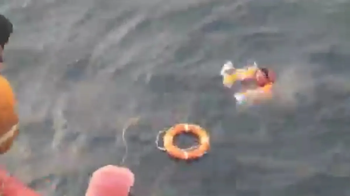 Impactante rescate: un marinero cayó de un barco, estuvo diez minutos flotando en el agua helada y lo salvaron