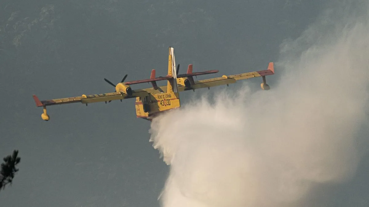 Varios medios aéreos se incorporan para apagar el incendio iniciado en Segorbe por un rayo