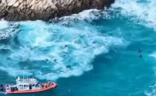 Rescatan a dos hombres con dificultades para salir del mar en Los Cabos, BCS; uno sufrió traumatismo craneal