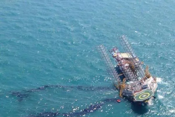 Golfo do México: petrolífera tentar conter derrame