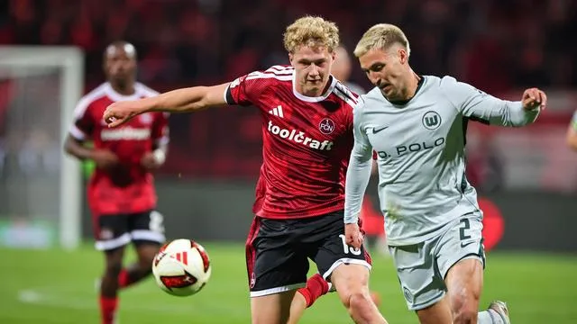 2. Fußball-Bundesliga: Trainer gratuliert: Wolfsburg-Profi macht Studienabschluss