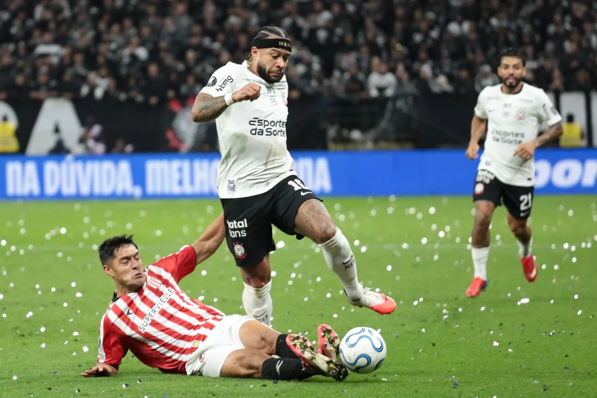 Memphis perde pênalti e sela queda do Corinthians na Libertadores