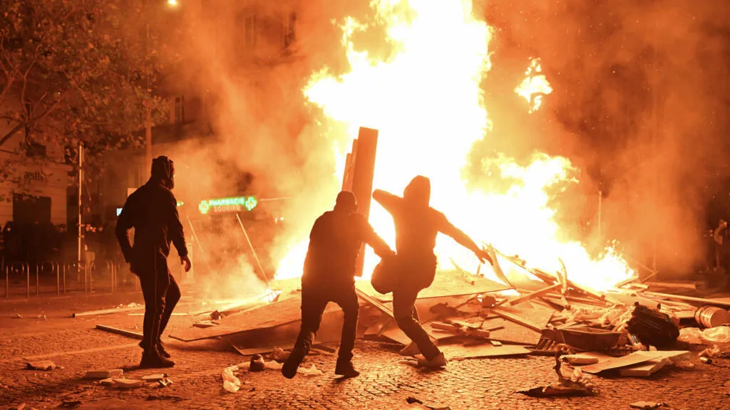 À la Une: pillages et violences en marge d'une grande journée de manifestation