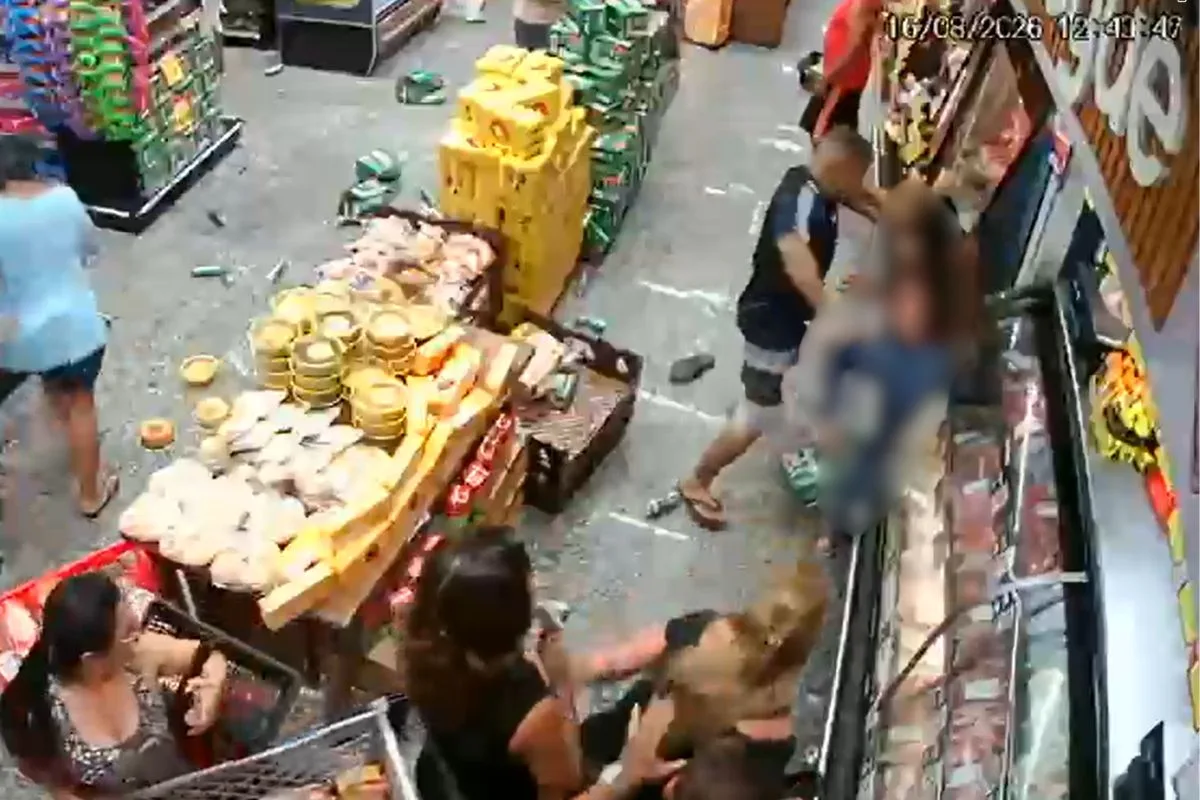 Veja momento em que homem ataca mulher a facadas em supermercado
