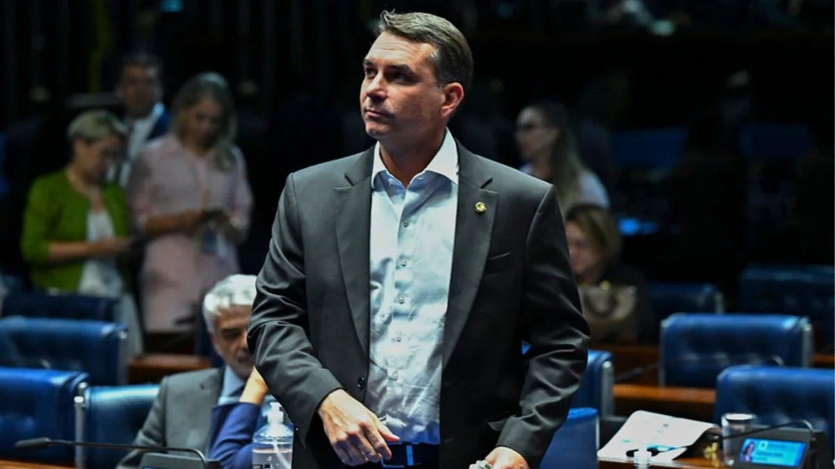 Após declaração de Flávio Bolsonaro, aliados reavaliam votos sobre fim da escala 6×1
