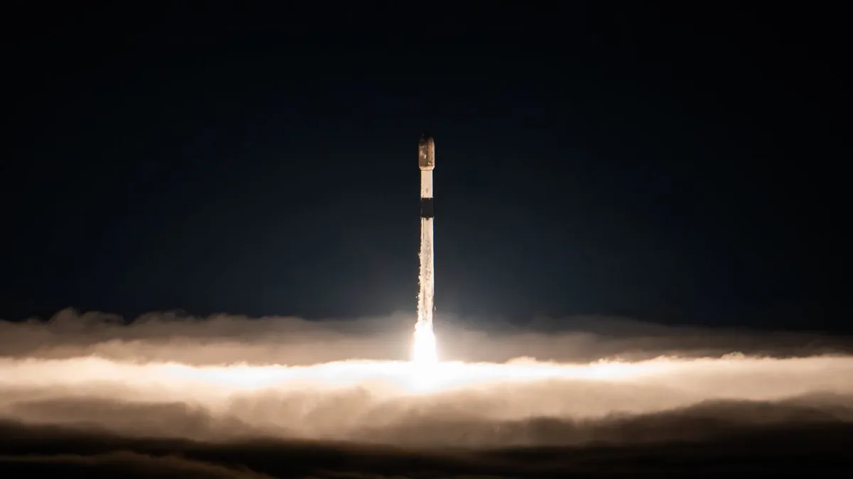 SpaceX sends 27 Starlink satellites to orbit on 100th Falcon rocket launch of the year (photos)