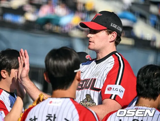 [사진]선수단 사이 우뚝 솟은 203cm 케네디