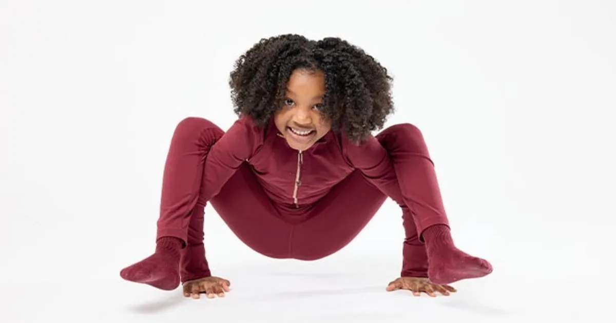 Tiene 6 años, enseña yoga a adultos y niños y ya logró un récord Guinness