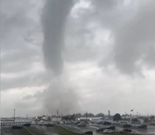 Tormentas en Nueva York: una tromba marina toco tierra y declararon el estado de emergencia