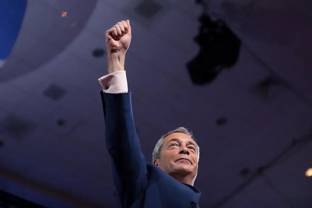 Extremista Nigel Farage é reeleito deputado no Reino Unido mesmo após renunciar ao cargo