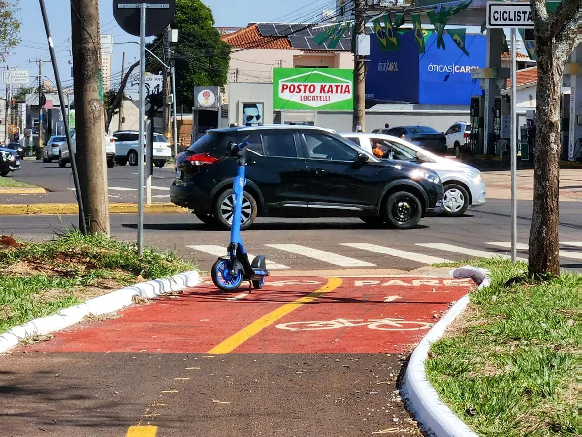 Após patinetes largados pela cidade, Câmara aprova regras para estacionamento