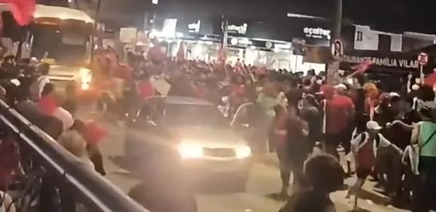 PM que estava de folga saca arma em ato de estudantes pró-Lula em Sergipe