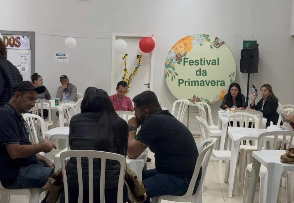 Festa da Primavera driblou a chuva com espetinho, bazar e encontro
