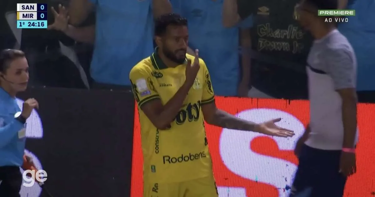 Santos é denunciado no STJD após cusparada de torcedor em jogador do Mirassol; veja a possível pena